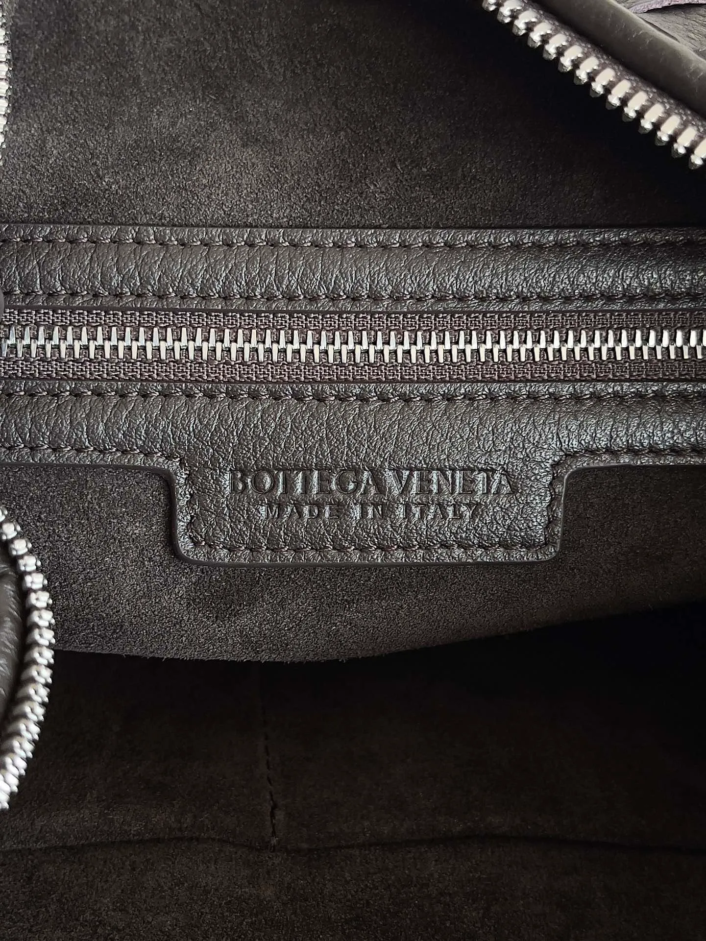 Batch 2360 BOTTEGA VENETA's new Traveler deerskin series is here! The travel season is coming soon, and I believe you must need a large-capacity and simple bag. This new Traveler is very in line with the current travel craze. The whole bag is designed with deerskin and is made of the highest quality leather. It feels tougher to the touch. The super large capacity is suitable for short trips. Traveling with friends and family does not require carrying heavy luggage. It is also very convenient for friends who often travel for work. You can carry two changes of clothes and a computer with you. It also comes with an adjustable shoulder strap to free your hands. Style number: 815748 Size: 35*29.5*8.5cm